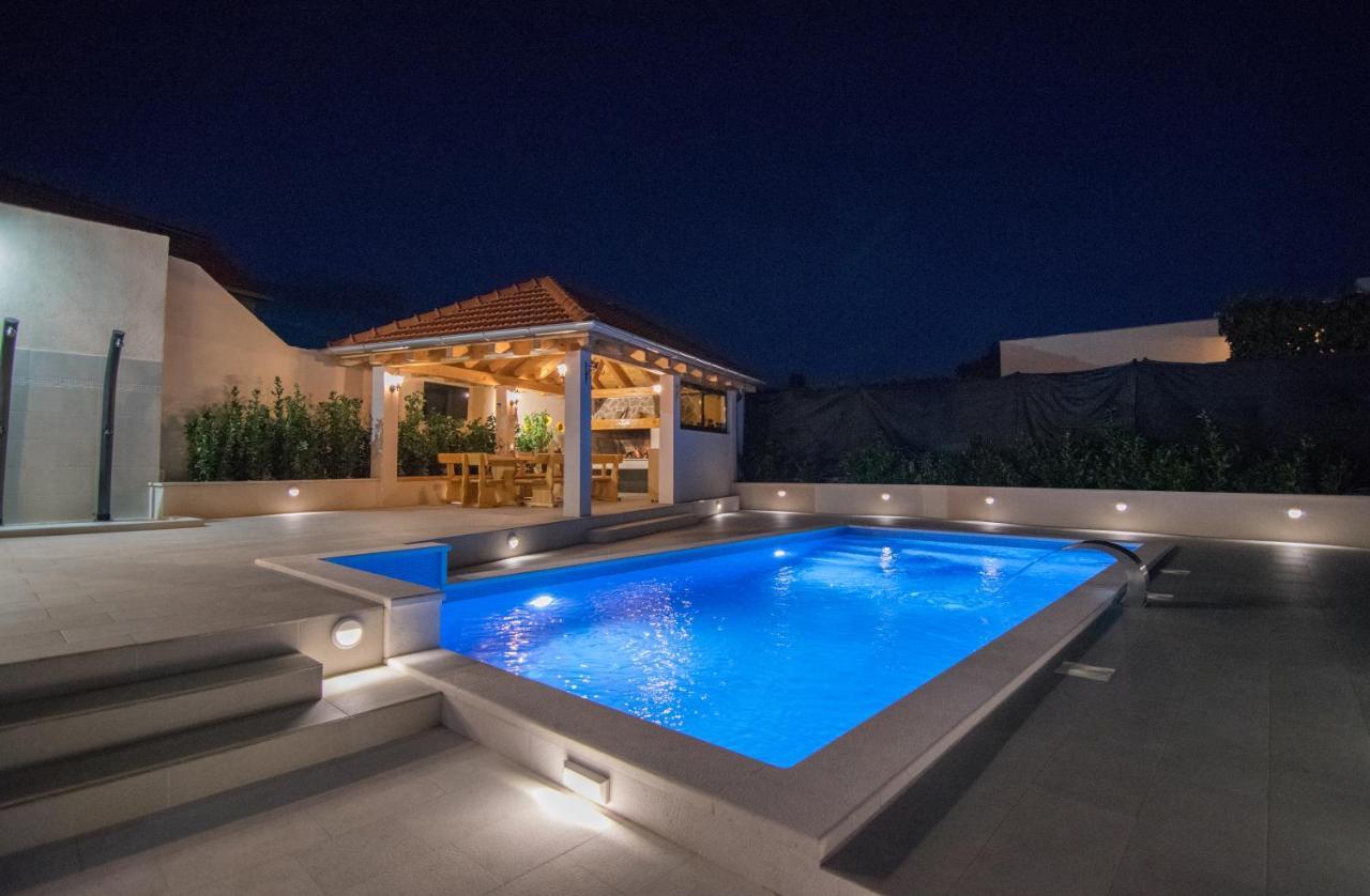 Villa Milena With Heated Pool And Jacuzzi Kostanje Exterior foto